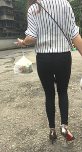 身材爆好的黑色紧身裤美女买饭回家