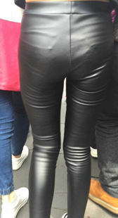 身材爆好的皮裤漏腰美女游玩