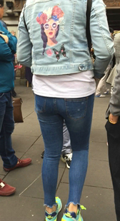 腿形很好很丰满的蓝色紧身牛仔裤少妇