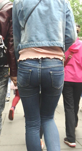 蓝色紧身牛仔裤紧臀