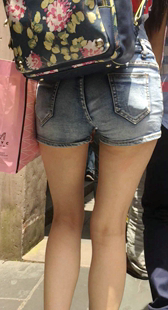 丰满性感翘臀紧身热裤美女