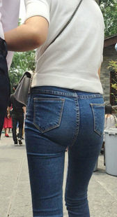 蓝色紧身牛仔裤妇