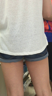 跟拍短热裤小妹