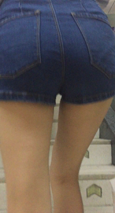 热裤紧PP小妹上楼梯