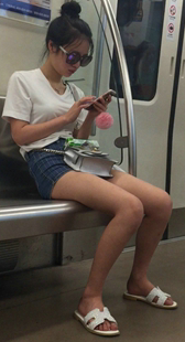 地铁热裤小妹玩手机