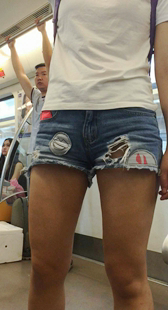 地铁性感凸三角少妇