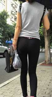 热裤黑裤两美女争艳