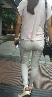 白裤紧臀少妇内痕明显