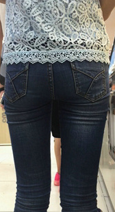 超市黑紧牛仔宽臀少妇