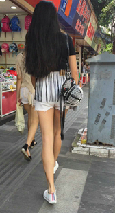 白热裤美腿小少妇