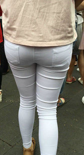 性感白裤紧翘臀美女