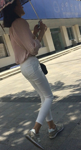 跟拍紧身白裤少妇