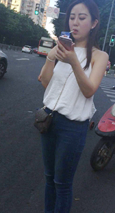 翘臀牛仔美女等公交