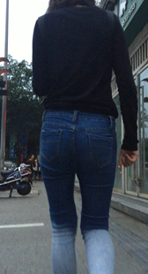 傍晚紧身蓝牛大屁股少妇