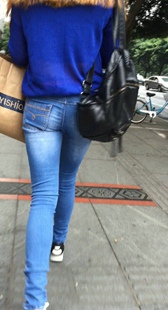 跟拍蓝牛包臀少妇视频