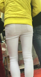 白裤小少妇买小吃