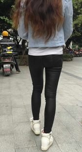 紧身包臀皮裤小妹