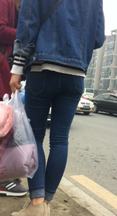 翘臀牛仔小妹等公交