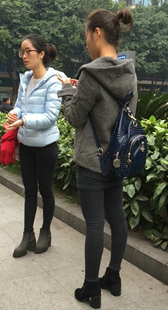 跟拍打底两少妇视频