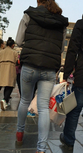 街拍紧身牛仔裤少妇