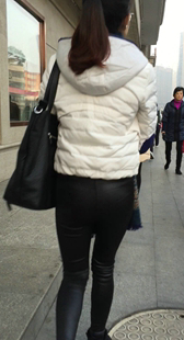 紧身黑裤子小少妇