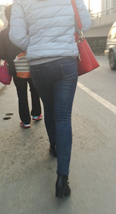 跟拍紧身牛仔裤成熟少妇