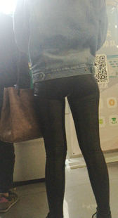 紧身黑裤内痕明显