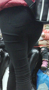 公交翘臀黑裤小妹