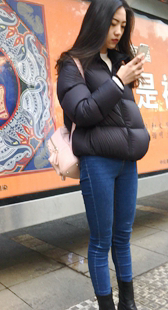 街拍蓝牛包臀大美女