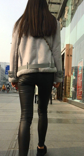街拍紧身皮裤美女视频