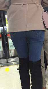 跟拍地铁包臀紧牛少妇