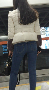 地铁超紧牛仔少女