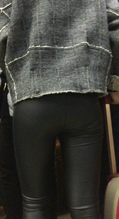 超紧皮裤少妇上楼梯