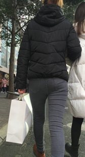 紧身灰牛小宽臀少妇