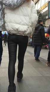 超紧皮裤子小妹