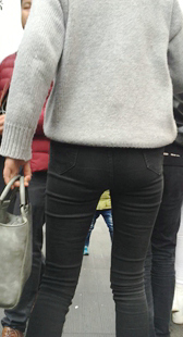 街拍紧身黑牛仔少妇