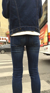 街拍紧身蓝牛小少妇过马路