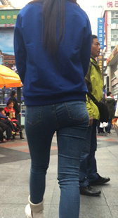 街拍大屁股牛仔裤熟女