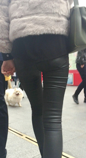 街拍紧身包臀皮裤子