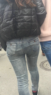 街拍灰牛仔裤少妇视频