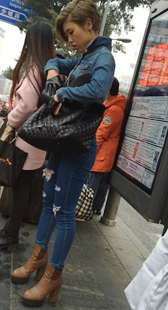 街拍牛仔套装少妇扭呀扭