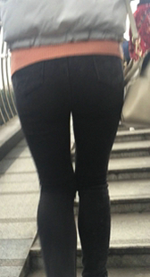 超紧黑裤包臀少妇上楼梯