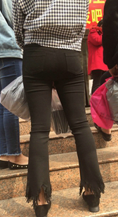 黑牛仔喇叭裤紧臀少妇