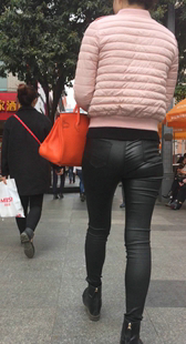 街拍皮裤超紧臀少妇