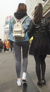 跟拍健美裤紧臀小妹