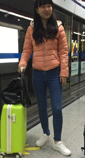 等地铁大屁股牛仔裤