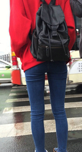 牛仔少妇过马路