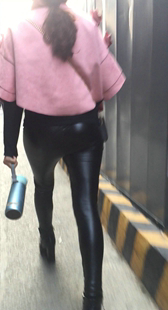 街拍紧绷翘臀皮裤少妇