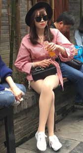 白短裤美腿大美女