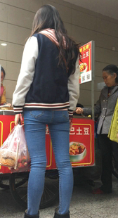 街拍超身牛仔美女开发多PP下榻